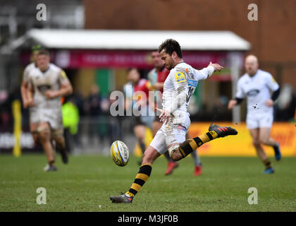 Twickenham, Regno Unito. Xi Febbraio, 2018. Danny Cipriani di vespe prende un kick durante Aviva Premiership match tra arlecchini e vespe a Twickenham Stoop Domenica, 11 febbraio 2018. Londra Inghilterra. Credito: Taka Wu/Alamy Live News Foto Stock