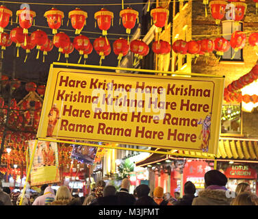 Londra, Regno Unito. Il 10 febbraio, 2018. Lanterne colorate sopra le strade e le centinaia di turisti godetevi le decorazioni come Londra il quartiere Chinatown ottiene vestito, pronto per il nuovo anno cinese. Londra Sabato 10 Febbraio 2018 Foto di Keith Mayhew Credito: KEITH MAYHEW/Alamy Live News Foto Stock