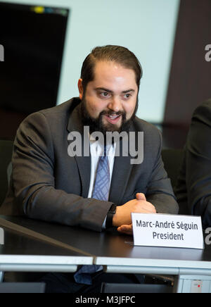 Febbraio 8, 2018 - Hong Kong, Hong Kong, Cina - HONG KONG - CINA - Febbraio 08, 2018. Premere il tasto conferenza presso il consiglio legislativo uffici con hree Canadian avvocati che rappresentano la Snowden rifugiati. Marc-André Séguin, Michael Simkin e Cristina Rogov visita a Hong Kong a questione inquietanti di interferenza da parte della polizia di Hong Kong ha nei casi di rifugiati. Inviata da per i rifugiati, il Montreal-basato Ong che ha finanziato privatamente i sette richiedenti asilo di emigrare in Canada, gli avvocati fortemente denunciato l'uso di false testimonianze costretto da Hong Kong alla polizia prejud Foto Stock