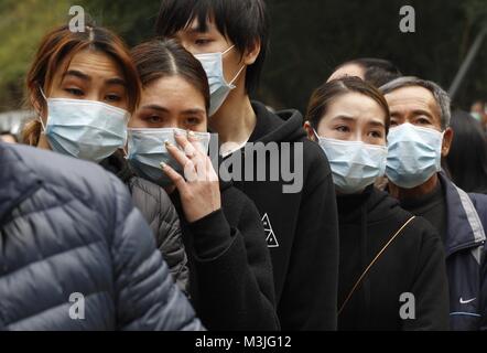 Hong Kong, Cina. Xi Febbraio, 2018. Le famiglie delle vittime del traffico di fatale incidente in coda fino a pagare rispetto ai morti affini durante la cerimonia commemorativa al sito incidente. Bus fatale incidente si è verificato la sera di febbraio 10, 2018 hanno ucciso 19 passeggeri a bordo lasciando molti feriti gravi, 9 ancora in condizioni critiche. Feb-11, 2018 Hong Kong.ZUMA/Liau Chung Ren Credito: Liau Chung Ren/ZUMA filo/Alamy Live News Foto Stock