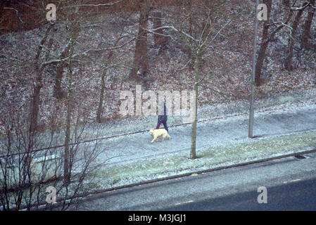 Glasgow, Scotland, Regno Unito Xi Febbraio.UK Meteo: Neve a Glasgow la sera presto diventa pesante come la temperatura e la visibilità scende. Gerard Ferry/Alamy Live News Foto Stock