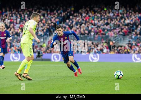 Barcellona, Spagna. Xi Febbraio, 2018. FC Barcelona centrocampista Philippe Coutinho (14) e di Getafe CF centrocampista Francisco Portillo (12) durante la partita tra FC Barcelona contro il Getafe, per il round 23 del Liga Santander, giocato al Camp Nou Stadium il 11 febbraio 2018 a Barcellona, Spagna. Credito: CORDON PREMERE/Alamy Live News Foto Stock