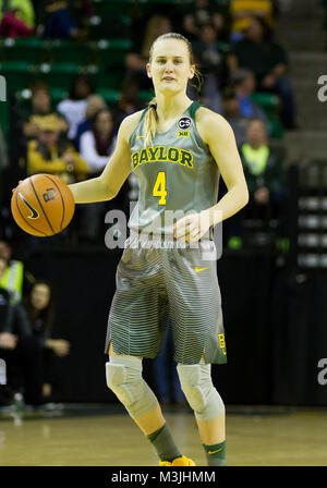 Waco, Texas, Stati Uniti d'America. 10 Febbraio, 2018. Baylor Bears guard Kristy Wallace (4) porta la sfera verso il basso il conteggio durante la seconda metà del NCAA donna gioco di basket tra la TCU cornuto rane e Baylor porta al centro di Ferrell a Waco, Texas. Matthew Lynch/CSM/Alamy Live News Foto Stock