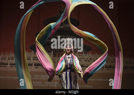 Atene, Grecia. Xi Febbraio, 2018. Una donna visto eseguendo la tradizionale danza cinese con una grande sciarpa multicolore durante l'evento.a Pechino l Orchestra Nazionale detiene il ''˜Capodanno cinese - Notte di Pechino' evento prima del nuovo anno cinese a febbraio 16th, 2018. Varie prestazioni sono stati realizzati da Pechino Acrobat Theatre e l'Accademia di danza nonché una presentazione delle arti marziali. Credito: Nikolas Joao Kokovlis/SOPA/ZUMA filo/Alamy Live News Foto Stock