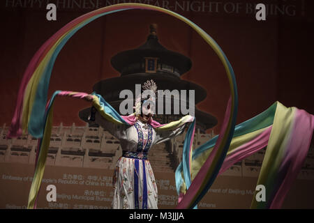 Atene, Grecia. Xi Febbraio, 2018. Una donna visto eseguendo la tradizionale danza cinese con una grande sciarpa multicolore durante l'evento.a Pechino l Orchestra Nazionale detiene il ''˜Capodanno cinese - Notte di Pechino' evento prima del nuovo anno cinese a febbraio 16th, 2018. Varie prestazioni sono stati realizzati da Pechino Acrobat Theatre e l'Accademia di danza nonché una presentazione delle arti marziali. Credito: Nikolas Joao Kokovlis/SOPA/ZUMA filo/Alamy Live News Foto Stock