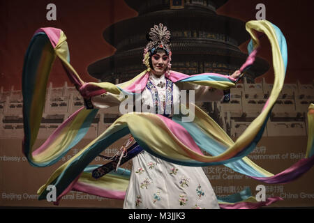 Atene, Grecia. Xi Febbraio, 2018. Una donna visto eseguendo la tradizionale danza cinese con una grande sciarpa multicolore durante l'evento.a Pechino l Orchestra Nazionale detiene il ''˜Capodanno cinese - Notte di Pechino' evento prima del nuovo anno cinese a febbraio 16th, 2018. Varie prestazioni sono stati realizzati da Pechino Acrobat Theatre e l'Accademia di danza nonché una presentazione delle arti marziali. Credito: Nikolas Joao Kokovlis/SOPA/ZUMA filo/Alamy Live News Foto Stock