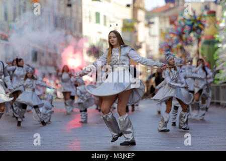 Rijeka, Croazia. Xi Febbraio, 2018. La gente a prendere parte alla International sfilata di carnevale a Rijeka, Croazia, su 11 Febbraio, 2018. Credito: Nel Pavletic/Xinhua/Alamy Live News Foto Stock