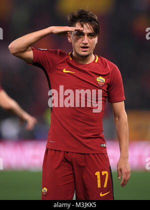 Roma, Italia. Xi Febbraio, 2018. Roma's Cengiz sotto celebra durante una serie di una partita di calcio tra Roma e Benevento a Roma, Italia, 11 febbraio, 2018. Roma ha vinto 5-2. Credito: Alberto Lingria/Xinhua/Alamy Live News Foto Stock