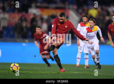 Roma, Italia. Xi Febbraio, 2018. Roma's Gregoire Defrel calci al cliente durante una serie di una partita di calcio tra Roma e Benevento a Roma, Italia, 11 febbraio, 2018. Roma ha vinto 5-2. Credito: Alberto Lingria/Xinhua/Alamy Live News Foto Stock