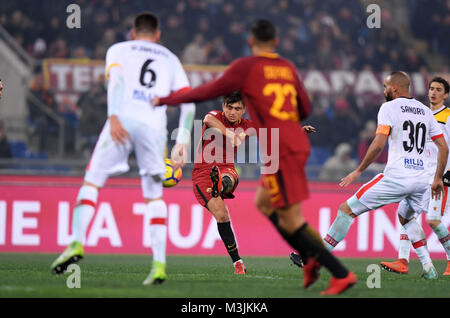 Roma, Italia. Xi Febbraio, 2018. Roma's Cengiz sotto calci al cliente durante una serie di una partita di calcio tra Roma e Benevento a Roma, Italia, 11 febbraio, 2018. Roma ha vinto 5-2. Credito: Alberto Lingria/Xinhua/Alamy Live News Foto Stock