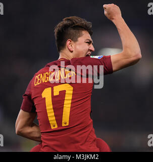 Roma, Italia. Xi Febbraio, 2018. Roma's Cengiz sotto celebra durante una serie di una partita di calcio tra Roma e Benevento a Roma, Italia, 11 febbraio, 2018. Roma ha vinto 5-2. Credito: Alberto Lingria/Xinhua/Alamy Live News Foto Stock