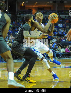 Memphis, Stati Uniti d'America. Xi Febbraio, 2018. Memphis Tigers in avanti, Kyvon Davenport (0), trascina verso il canestro contro la difesa UCF. UCF sconfitto Memphis, 68-64, al FedEx Forum. Credito: Cal Sport Media/Alamy Live News Foto Stock