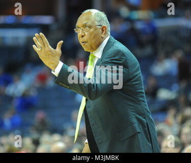 Memphis, Stati Uniti d'America. Xi Febbraio, 2018. Memphis tigri testa pullman, Tubby Smith, sul margine della UCF vs. Memphis match up. UCF sconfitto Memphis, 68-64, al FedEx Forum. Credito: Cal Sport Media/Alamy Live News Foto Stock