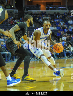 Memphis, Stati Uniti d'America. Xi Febbraio, 2018. Memphis Tigers in avanti, Kyvon Davenport (0), trascina verso il canestro contro la difesa UCF. UCF sconfitto Memphis, 68-64, al FedEx Forum. Credito: Cal Sport Media/Alamy Live News Foto Stock