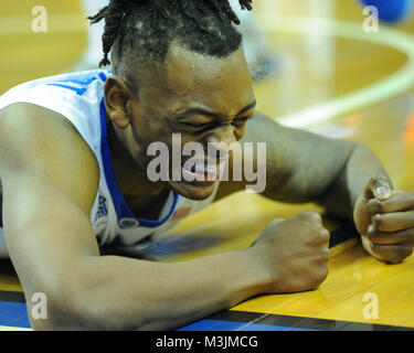 Memphis, Stati Uniti d'America. Xi Febbraio, 2018. Memphis Tigers in avanti, Kyvon Davenport (0), smorfie in agonia dopo una caduta. UCF sconfitto Memphis, 68-64, al FedEx Forum. Credito: Cal Sport Media/Alamy Live News Foto Stock