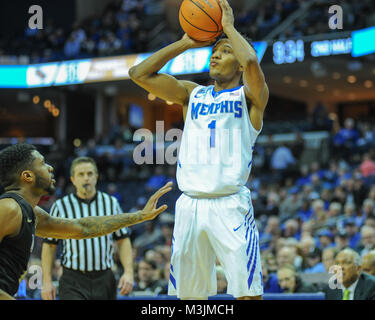 Memphis, Stati Uniti d'America. Xi Febbraio, 2018. Memphis Tigers guardia, Jamal Johnson (1), va per il jump shot contro la difesa UCF. UCF sconfitto Memphis, 68-64, al FedEx Forum. Credito: Cal Sport Media/Alamy Live News Foto Stock