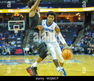 Memphis, Stati Uniti d'America. Xi Febbraio, 2018. Memphis Tigers guardia, Kareem Brewton Jr. (5), trascina verso il canestro contro la difesa UCF. UCF sconfitto Memphis, 68-64, al FedEx Forum. Credito: Cal Sport Media/Alamy Live News Foto Stock