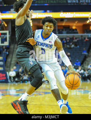 Memphis, Stati Uniti d'America. Xi Febbraio, 2018. Memphis Tigers guardia, Kareem Brewton Jr. (5), trascina verso il canestro contro la difesa UCF. UCF sconfitto Memphis, 68-64, al FedEx Forum. Credito: Cal Sport Media/Alamy Live News Foto Stock