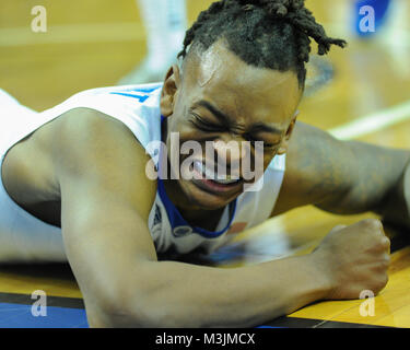 Memphis, Stati Uniti d'America. Xi Febbraio, 2018. Memphis Tigers in avanti, Kyvon Davenport (0), smorfie in agonia dopo una caduta. UCF sconfitto Memphis, 68-64, al FedEx Forum. Credito: Cal Sport Media/Alamy Live News Foto Stock