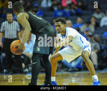 Memphis, Stati Uniti d'America. Xi Febbraio, 2018. Memphis Tigers guardia, Geremia Martin (3), i tentativi di fermare l'unità del reato UCF. UCF sconfitto Memphis, 68-64, al FedEx Forum. Credito: Cal Sport Media/Alamy Live News Foto Stock