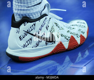 Memphis, Stati Uniti d'America. Xi Febbraio, 2018. Nike scarpa da basket di UCF Cavalieri guardia, Caesar DeJesus (4). UCF sconfitto Memphis, 68-64, al FedEx Forum. Credito: Cal Sport Media/Alamy Live News Foto Stock