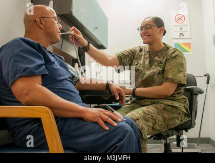 Spc. Twylah Nelson, combattere medic, medicina interna clinica, William Beaumont Army Medical Center, illustra le procedure comuni per i pazienti ammessi nel recentemente lanciato temporanea cure urgenti clinic presso WBAMC dedicato a fornire assistenza al paziente per cui i pazienti dall'ospedale del dipartimento di emergenza, Feb. 7. La clinica temporanea, a fianco di un dopo-ore clinica, sono state lanciate per attenuare il volume paziente e fornire assistenza al paziente per acuti problemi medici. Foto Stock