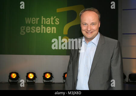 Oliver Welke praesentiert sich als Nachfolger von Eva Herman bei "Wer cappelli gesehen', NDR, Studio Hamburg, 19.05.2008 Foto Stock