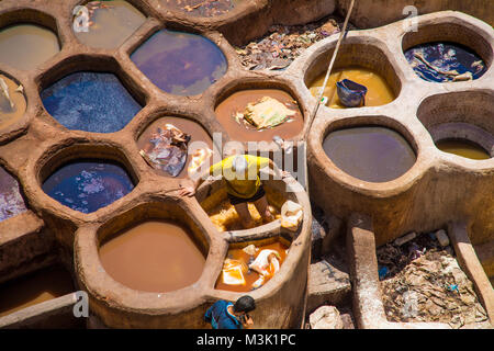 Fez cuoio conceria di uomini al lavoro in tessuto di colorazione Foto Stock