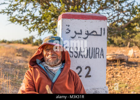 Custode di capra pastore ritratto Essaouira strada djellaba arancione Foto Stock