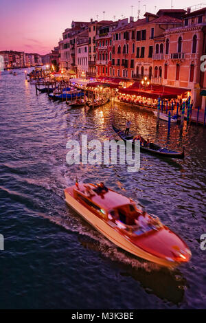 Venezia, Italia - 21 Maggio 2017: la splendida vista del Canal Grande di Venezia con una piccola barca che la attraversano, edifici e gondole dietro, visto dal Foto Stock