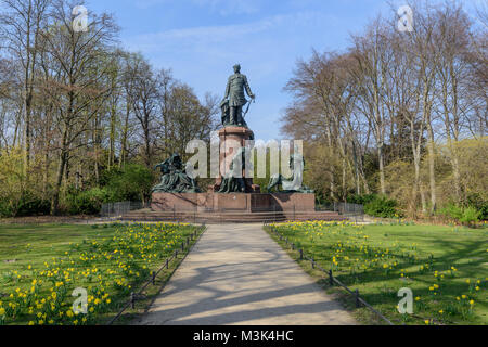 Colore foto all'esterno del monumento nazionale di Otto von Bismark a Berlino, Germania, su un luminoso giorno di primavera,blue sky,l'erba verde,giallo narcisi Foto Stock