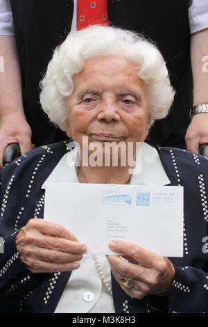 95. Geburtstag der Volksschauspielerin Heidi Kabel, Seniorenstift der Ernst-und-Claere-Jung-Stiftung Hamhurg, 27.08.2009, Heidi Kabel mit dem Brief des Bundesprasidenten Foto Stock