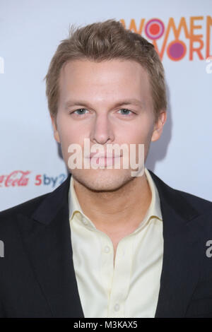 Giornalista e attivista Ronan Farrow assiste il quinto annuale delle donne nel Vertice mondiale al Lincoln Center il 3 aprile 2014 nella città di New York. Foto Stock