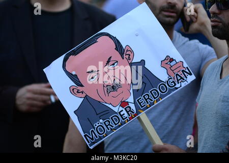 Vienne, Austria. Agosto 20th, 2016. Curdi dimostrare a Vienna contro le violazioni dei diritti umani in Turchia e l'isolamento di Abdullah Ocalan. © Franz Perc/Alamy Live News Foto Stock