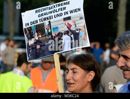 Vienne, Austria. Agosto 20th, 2016. Curdi dimostrare a Vienna contro le violazioni dei diritti umani in Turchia e l'isolamento di Abdullah Ocalan. © Franz Perc/Alamy Live News Foto Stock