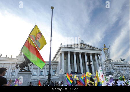 Vienne, Austria. Agosto 20th, 2016. Curdi dimostrare a Vienna contro le violazioni dei diritti umani in Turchia e l'isolamento di Abdullah Ocalan. © Franz Perc/Alamy Live News Foto Stock