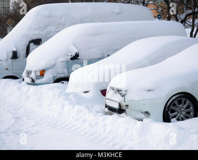 A Murmansk, Russia - 22 Gennaio 2017: frammenti di automobili parcheggiate ricoperte di neve Foto Stock