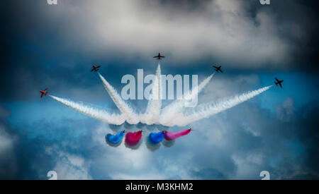 Eastbourne, Inghilterra, Regno Unito. 18 ago 2017. RAF frecce rosse eseguire al mare su airshow il venticinquesimo anniversario della sua fondazione. Credito: Malcolm Park/Alamy. Foto Stock