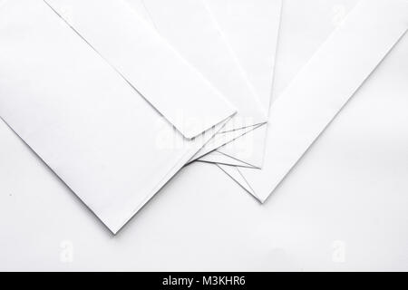 Bianco buste in bianco su sfondo bianco Foto Stock