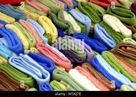 Foto di pile colorato e un asciugamano per il viso Foto Stock