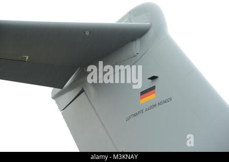 Das Leitwerk mit Flagge des deutschen Militaertransporters von Airbus A400M. Das Flugzeug wurde auf der ILA Airshow internazionale 2016 am 01.06.2016 a Berlino ausgestellt. Foto Stock
