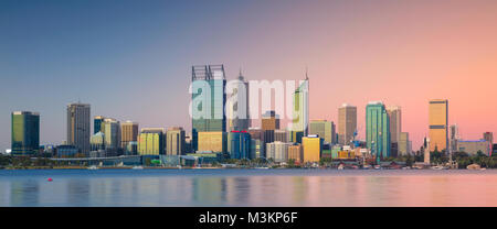 Perth. Paesaggio urbano panoramica immagine dello skyline di Perth, Australia durante il tramonto. Foto Stock