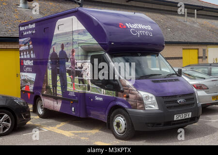 Un Nat West mobile banking van parcheggiato in un parcheggio a Blaenau Ffestiniog, Gwynedd, Galles. Regno Unito. Foto Stock