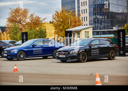 Kiev, Ucraina - 10 ottobre 2015: Mercedes Benz star esperienza. La serie di test drive Foto Stock