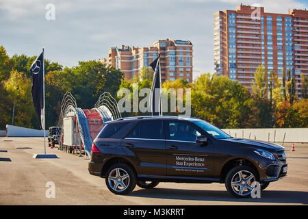 Kiev, Ucraina - 10 ottobre 2015: Mercedes Benz star esperienza. La serie di test drive Foto Stock