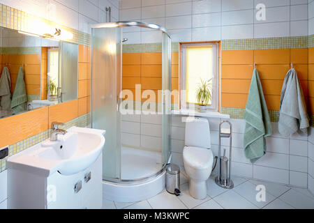 Interno del bagno in toni di colore arancione in Dom in Koptevka Hotel Foto Stock