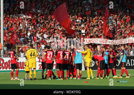 Fussball-Freiburg steht Kopf: Im ersten Heimspiel feierte der Aufsteiger einen 3:1 Sieg gegen Mönchengladbach - 1. BL: 16-17 - 2. Spieltag - SC Freiburg vs. Borussia Mönchengladbach Foto Stock