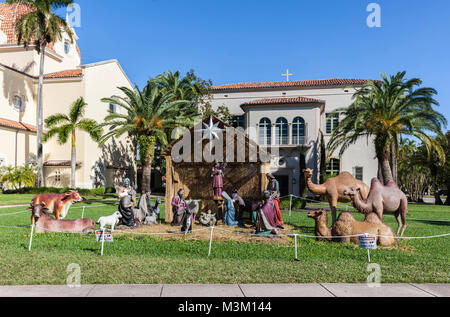 Dimensioni di vita scena della Natività al di fuori della chiesa del Piccolo Fiore, Coral Gable, Miami-Dade, Florida, Stati Uniti d'America. Foto Stock