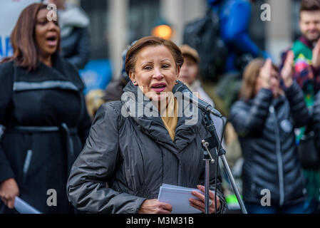 Congressista Nydia Velazquez - Ravi Ragbir, direttore esecutivo del nuovo Santuario coalizione di New York City, ricevuto un soggiorno temporaneo di deportazione. Il 10 febbraio 2018; Il Nuovo Santuario coalizione insieme con fede leader, immigrazione attivisti e membri di comunità organizzate un 'Gerico piedi' al di fuori della politica di immigrazione e di imposizione doganale (ghiaccio) uffici e tribunali in materia di immigrazione a 26 Federal Plaza, marciando in silenzio e preghiera in solidarietà con Jean Montrevil, Ravi Ragbir e tutti gli immigrati che sono di fronte alla deportazione. (Foto di Erik McGregor/Pacific Stampa) Foto Stock