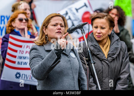 New York City Council donna Melissa Mark-Viverito - Ravi Ragbir, direttore esecutivo del nuovo Santuario coalizione di New York City, ricevuto un soggiorno temporaneo di deportazione. Il 10 febbraio 2018; Il Nuovo Santuario coalizione insieme con fede leader, immigrazione attivisti e membri di comunità organizzate un 'Gerico piedi' al di fuori della politica di immigrazione e di imposizione doganale (ghiaccio) uffici e tribunali in materia di immigrazione a 26 Federal Plaza, marciando in silenzio e preghiera in solidarietà con Jean Montrevil, Ravi Ragbir e tutti gli immigrati che sono di fronte alla deportazione. (Foto di Erik McGregor/Pacific Stampa) Foto Stock